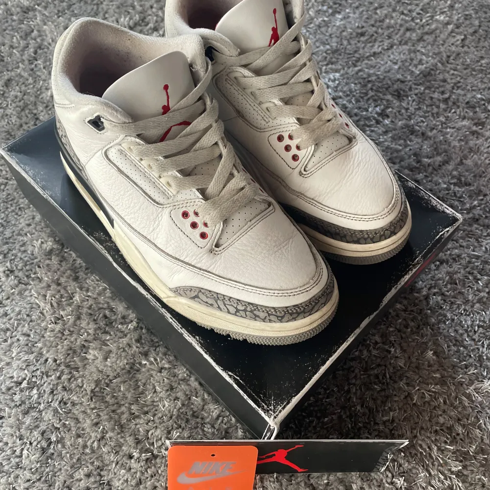 Jordan 3 White Cement i storlek 39. Använda men är fortfarande i mycket bra skick. Allt medföljer och kvitto finns. Priset går att diskutera👍. Skor.