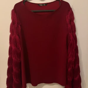 Vinröd tröja - Den har bra kvalité och är nästan ny