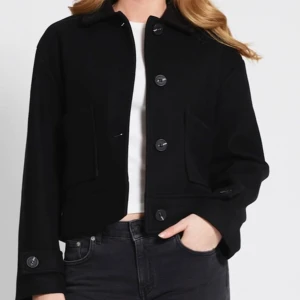 Svart Kappa  - Svart Kappa från Lager 157 vid namn ”Brianna” köptes för en månad sedan. Kommer aldrig till användning. Vid flera frågor skriv 💞