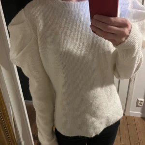Stickad tröja - Stickad tröja i storlek 38/40 från ellos. Bra sick och endast använd ett fåtal gånger. 
