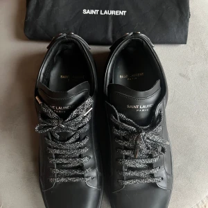 Saint Laurent sneakers - Snygga design skor från Yves Saint Laurent i storlek 43. Använda ungefär 5 gånger då de var för små. Sann i storleken.