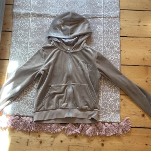 Len sammet tjocktröja från Lindex  - Bra skick, inte andvänd så många gånger, Väldigt len och mjuk!