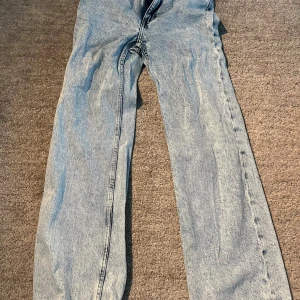Jeans  - Fina jeans från Monki som är i ett mycket bra skick 