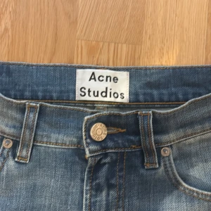 Blå jeans från Acne Studios - Säljer ett par snygga blå jeans från Acne Studios. De har en klassisk femficksdesign och är i en slim passform. Bra skick.