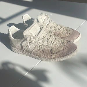 Maison marigiela  - Ett par äkta maison marigiela i strl 40  Fint skick Tyvärr saknas boxen för min mamma råkade slänga den därav priset lite billigare än andra maison marigiela 