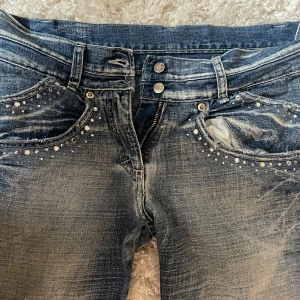 lågmidjade Jeans med rhinestones - Supersnygga jeans med dekorationer,  Defekter: slitna, därav priset Passar S men även XS om man vill ha de lite lösare😊