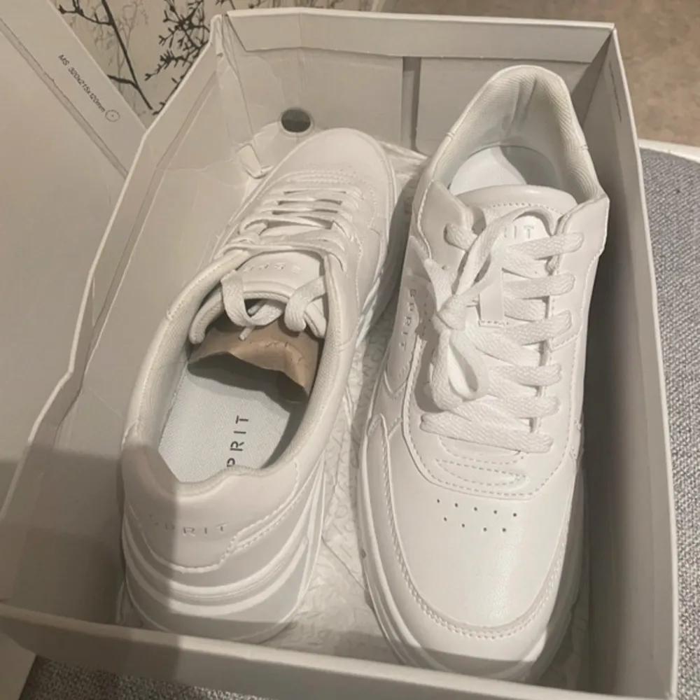 ett par sneakers som jag aldrig använt eller testat.. Kengät.