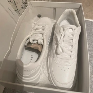 sneakers - ett par sneakers som jag aldrig använt eller testat.