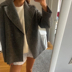 Höstkappa - Jättefin kappa från hm!🙌🏼 Jackan är i strl S och ör sparsamt använd. Används inget längre. Pris går att diskutera använd ”köp nu”🙏🏼