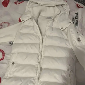 Vit dunväst från Moncler - Säljer en av dem mest eftertraktade moncler cardigansen just nu. Köpt på plick och direkt vid ankomst blev den skickad för autentisering vilket visade att den var äkta. Inga fläckar dvs 10/10 skick. Använd fåtal gången, aldrig vid regn. Kom med bud:)