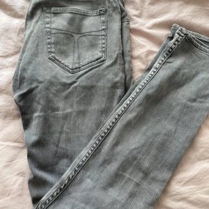 Grå Riped Jeans! - Ett par grå Tiger of sweden jeans, jävligt snygga jeans pris kan diskuteras, storlek 29/34.