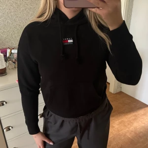 Tommy hilfiger hoodie  - En jättefin hoodie i jättefint skick, knappt använd!
