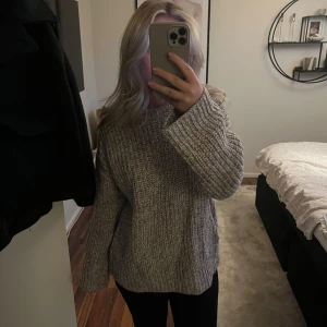 Stickad tröja  - Super mysig stickad tröja nu till hösten 🤍 Knappt använd och i bra skick 