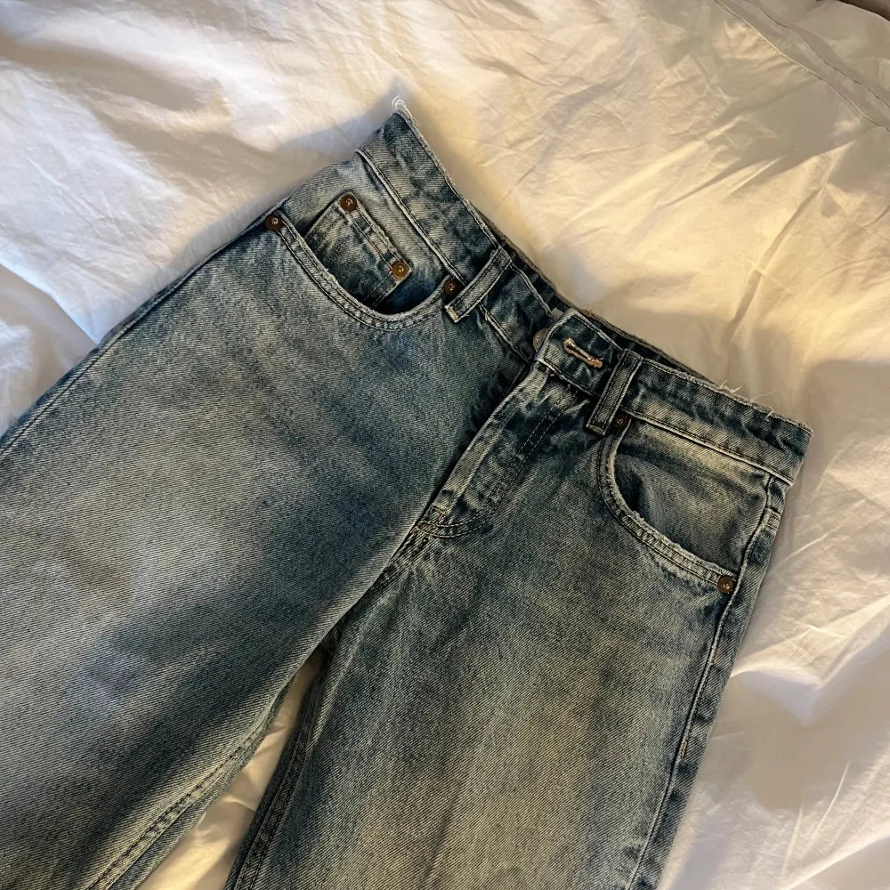 Ljusblå straight jeans från zara, strl 32. Jeans & Byxor.