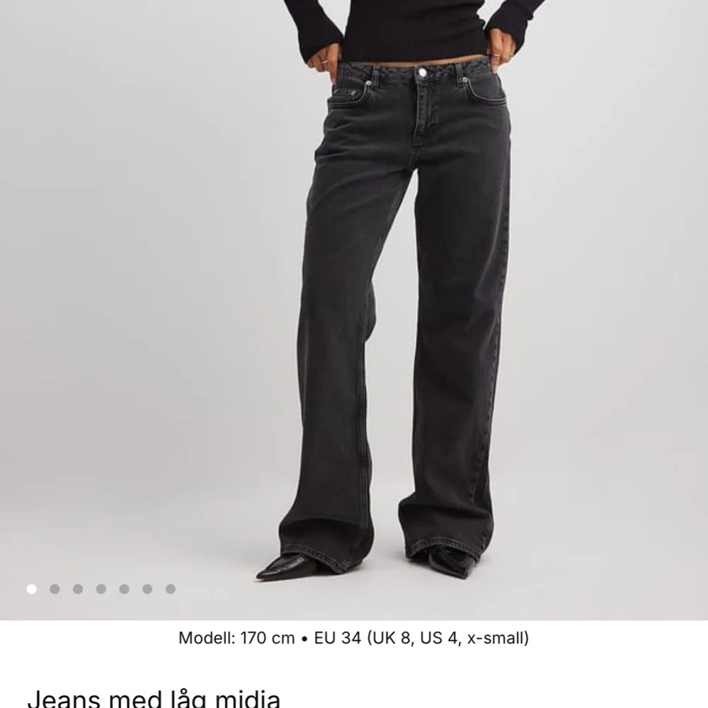 Väldigt fina jeans som är vida och midwaist i en svart urtvättad färg. Nypris 699kr men säljs för 450kr. Dom är lite stora och vida i min smak därför kommer dom ej till användning.  Använd 1 gång.. Jeans & Byxor.