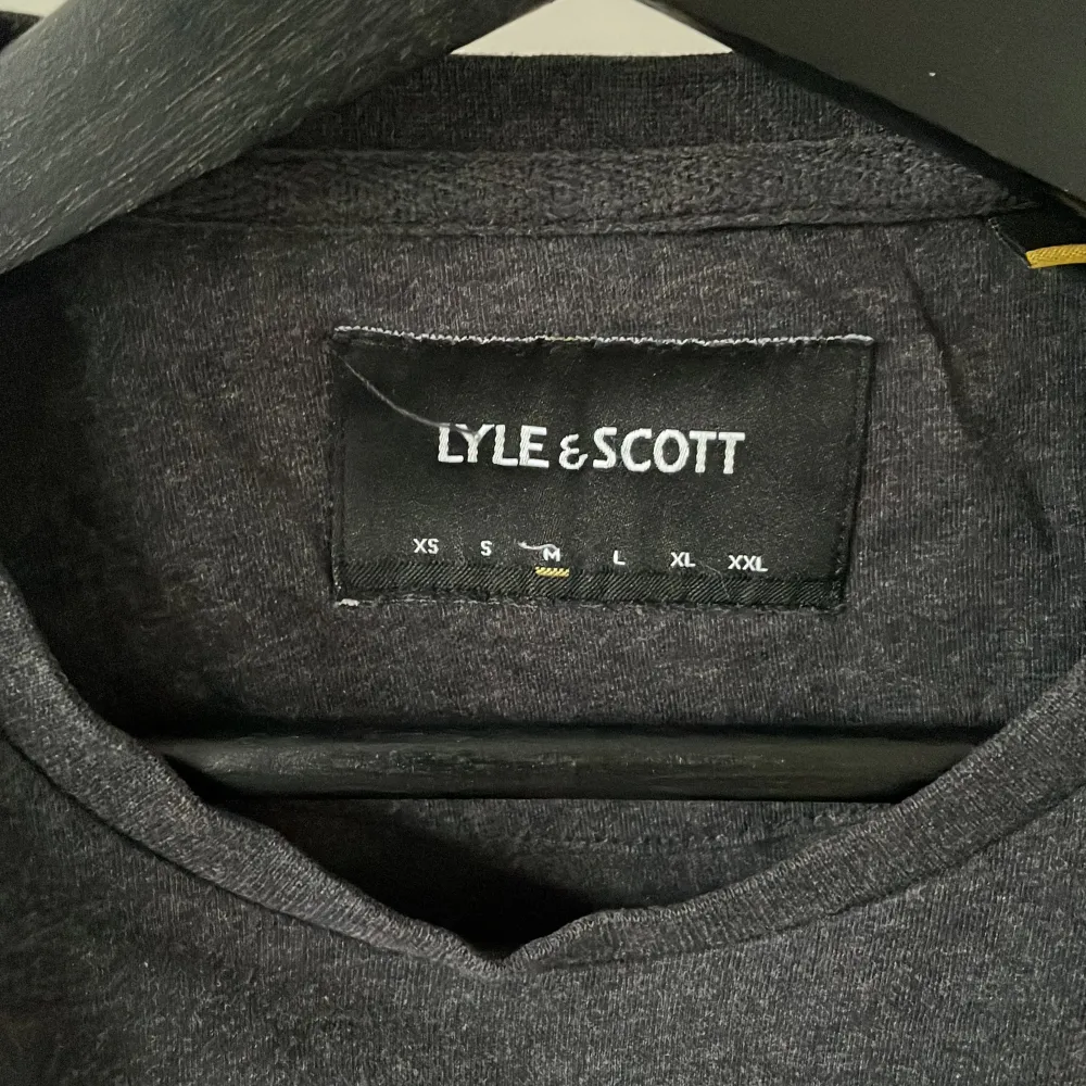 Säljer en stilren jätte mörk grå t-shirt från Lyle & Scott. När bilderna visar färgen tydligt! . T-shirts.