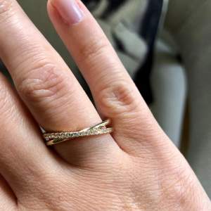 Ring i silver, stämplad 925. Stenar i cubic zirkonium. Storlek 18. Väldigt bra skick, då den inte har kommit till användning.   Se även mina övriga annonser. Givetvis samfraktar jag.