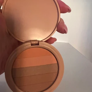 Blush & Bronzer - Fin blush och bronzer i 1 från MakeupMekka. Färgen Sunup redan slutsåld hos dem. Om färgen: peachy, varma färger. Testade bara färgen men aldrig använd. Säljer då den passar inte min hudton. Nypris: 149kr