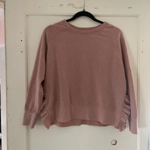 Rosa tröja från Zara - Säljer en superfin rosa tröja från Zara. Den är i storlek M och har en loose passform som är perfekt för en avslappnad look. Tröjan är långärmad och har ribbade kanter vid ärmslut och nederkant. Den är tillverkad i ett mjukt material som känns skönt mot huden. Perfekt för höst och vår!
