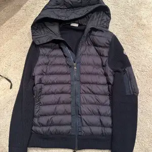 Moncler cardigan. Storlek Xl fits L. Skick 9/10 som ny. Pris 5299kr!