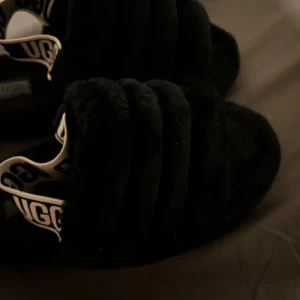 Fluffiga uggs tofflor  - Svarta uggs fluffiga tofflor 