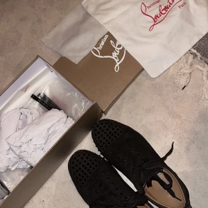 louboutins - louboutins använda två månader lite teasiga där under där det e svart på grud av att jag stampar på sigg fimpar, de e typ helt nya bara lite där under, annledningen varför jag vill sälja de för jag vill köpa nya har tröttnat på de.