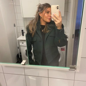 Intressekoll på min meotinejacka - En jättefin meotine jacka , köpt för 3200, säljer för 2000 som minst