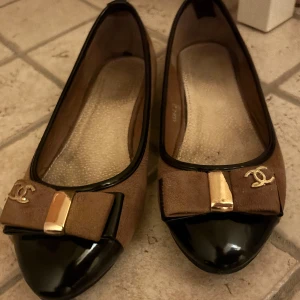 Bruna ballerina  - Bara insidan som ser sliten ut, utanpå är de jättefina. Säljes pga fel storlek. Har endast haft på mig dom under en dag.  Old money vibes! 