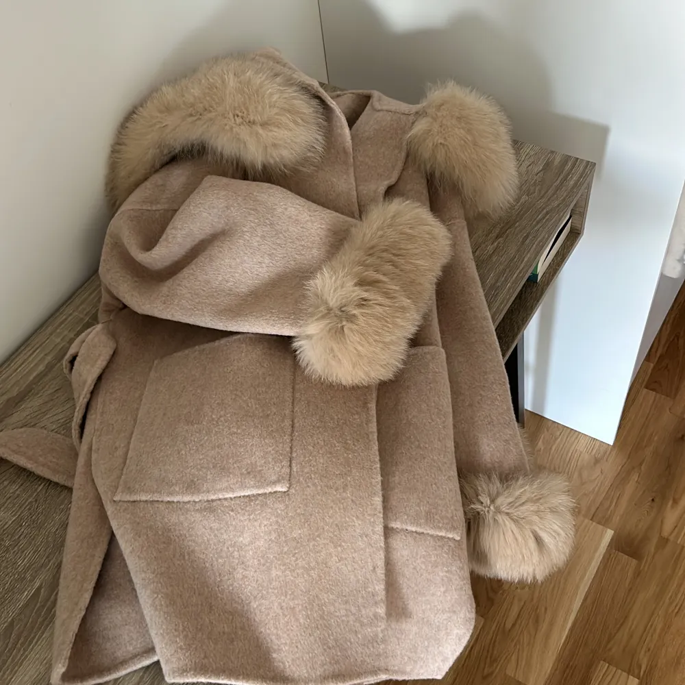 Beige kappa med äkta päls (som kan tas av) i storlek XS, kappan är Oversized och kan ses som normal storlek S/M. Har endast använt 2 gånger så den är som ny. . Jackor.