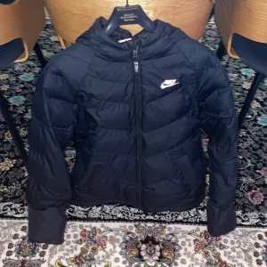 Nike jacka - är använt ett par gånger. Den är lite sliten på baksidan av jackan men den syns inte. Kan diskutera pris