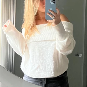 Vit stickad off shoulder - Vit off shoulder tröja som är näst intill oanvänd, SUPER snygg och skön! Från H&M