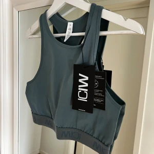ICIW topp - Helt ny cropped tank top från ICIW. Priset kan diskuteras vid snabb affär.