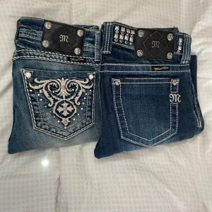 Miss me jeans - Lågmidjade miss me jeans i storlek 26 med midjemått: 80cm och innerbenslängd: 70cm, måttet längst ner vid ankeln är 18 cm rakt över. Massa fina detlajer på fickorna