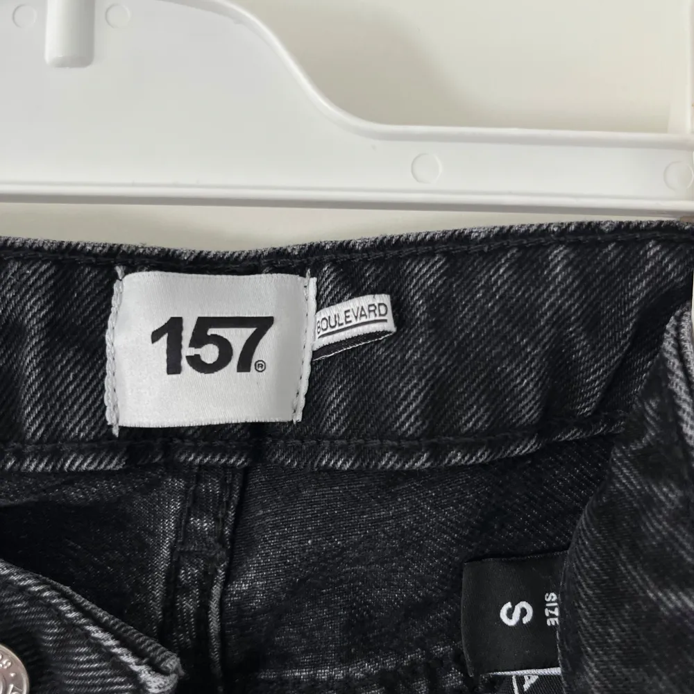 Svarta jeans från lager 157. high waist jeans lite baggy. Är använda några gånger.. Jeans & Byxor.