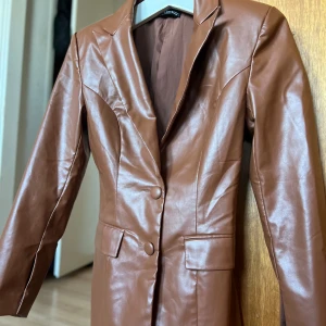 Läder blazer - Skit snygg brun läder blazer