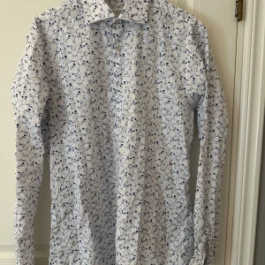 John Henric, blommig skjorta  - Använd en gång, storlek 41/16