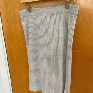 Grå kjol  - Grå kjol köpt på Vinted, aldrig använd av mig.