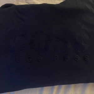Hugo boss hoddie  - Hej säljer min snygga Hugo boss hoddie då jag inte använder den en mycket fint tröja men rätt använd, pris kan diskuteras, byten går bra 