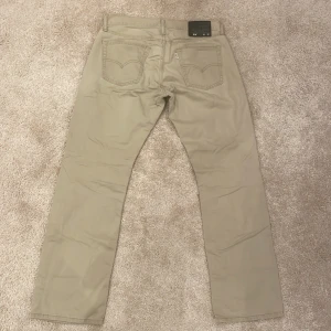 Levi’s byxa modell 514 beige - Fin men använd. Inga fläckar eller märken. Storlek W32 L32. Beige straight leg.