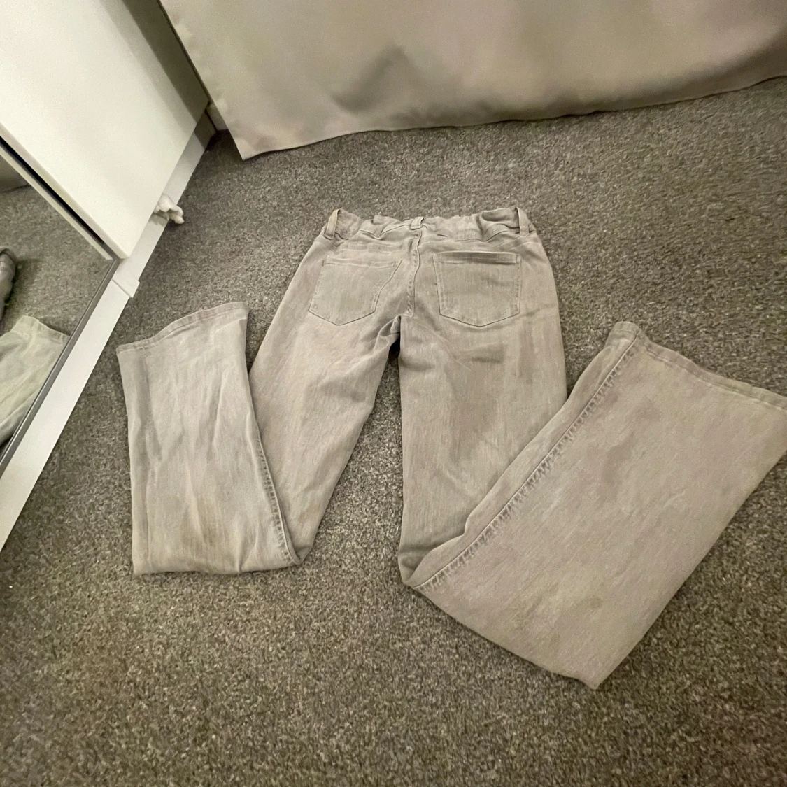 Grå bootcut jeans - 91