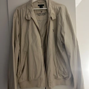 Jacka från Gant - ”The LA jacket” från Gant. Kommer tyvärr inte till användning. Är i fint skick men lite nopprig längst ner på jackan, se bild. Fler bilder kan skickas vid intresse!