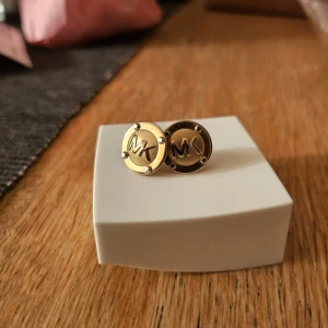 Örhängen - Michaelkors örhängen