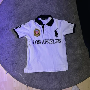 Los angeles piké - En fet Chief keef polo, säljer för den var för liten.😔 inga fel alls, pris går självklart att diskutera vid snabb affär💛🔥skicka gärna bud 
