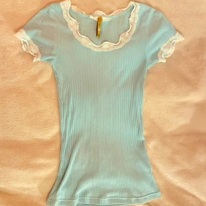 turkos spetstopp ✨ - sööt t-shirt i fin ljusblå/turkos färg, står ingen storlek men uppskattar XS. kontakta gärna vid frågor <3