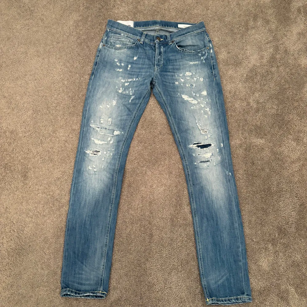 Dondup Jeans George! Trendigaste jeansen på marknaden.  Storlek= 31 Skick= 10/10 (helt nya) Ny pris= 4000 kr Säljs för= 1399 kr Modellen är destroyed från fabrik vilket är sjukt populärt . Jeans & Byxor.