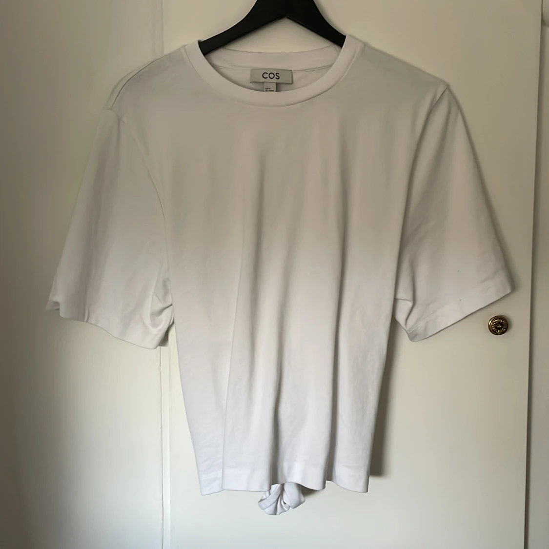 Vit T-shirt med knytning 