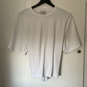 Vit T-shirt med knytning  - Söööt använd en gång!! Klicka på köp nu 🍒❤️