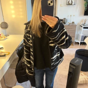 Teddy jacka  - Teddy jacka från hm, inte använd många ggr💕 så fint skick storlek xs!