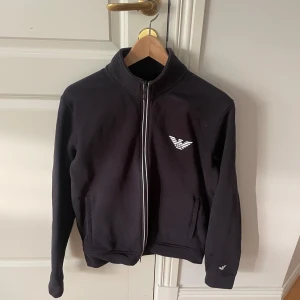 Armani Tröja  - Säljer min Armani Tröja som jag anvönt max 4 ggr. Storlek S men passar även M