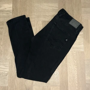 Replay jeans anbass 34/34 - Säljer nu dessa Replay Anbass jeans i storlek 34/34. De är i fint skick inga defekter. Feta och unika slitningar. De sitter lite stort på mig enligt mig och jag är ca 181cm, men ni kan ju se på bilden och avgöra själva. Hör av dig vid funderingar!⚡️